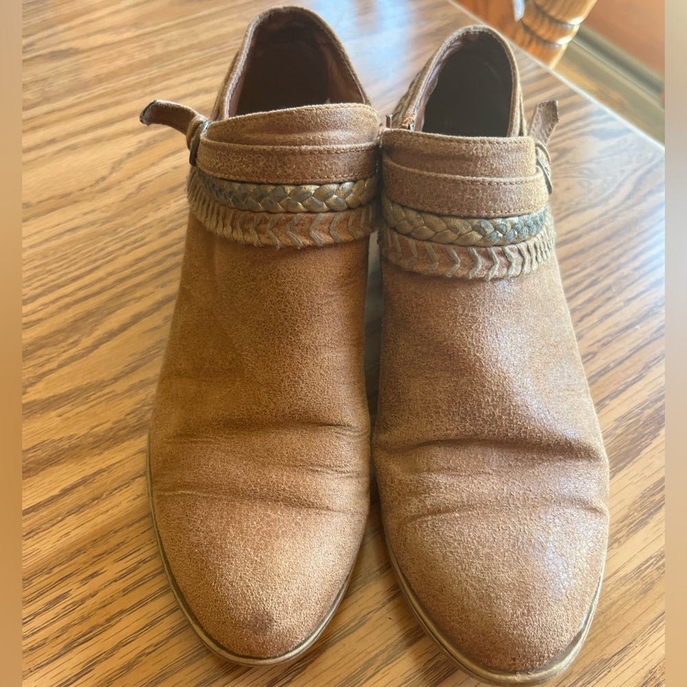 These short boots are size 7.5 and are brown. Not sure what brand.